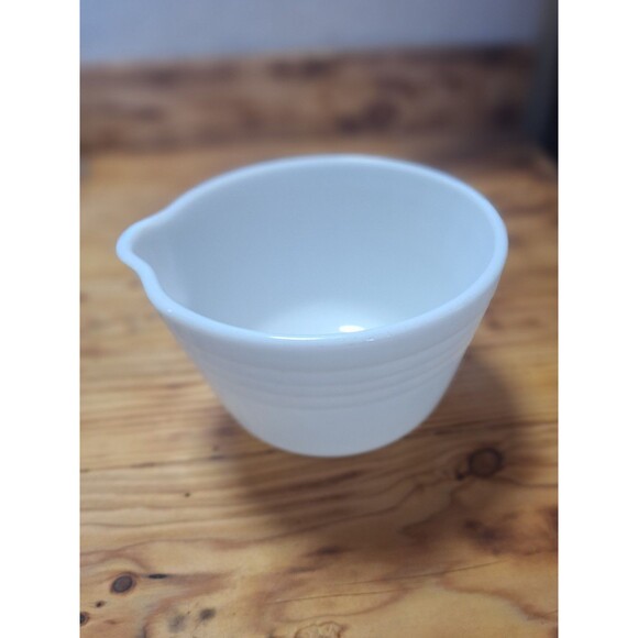Vintage White Pyrex Glass Mixing Bowl #4 Pour Spout Hamilton Beach 6.25" X 4.5" - Picture 6 of 8